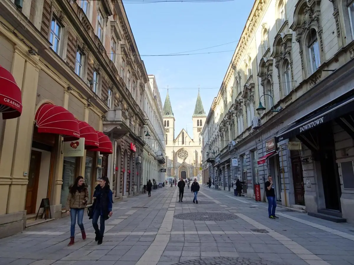 Quiet Apartment in City Center, Free Private Parking