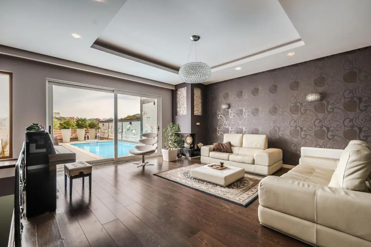 Tranquility Villa with Pool Private Garden & BBQ by PikHost