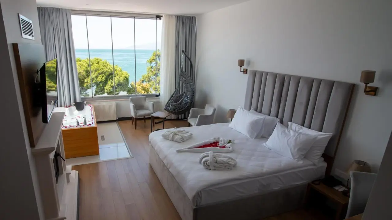 Lake Life Hotel