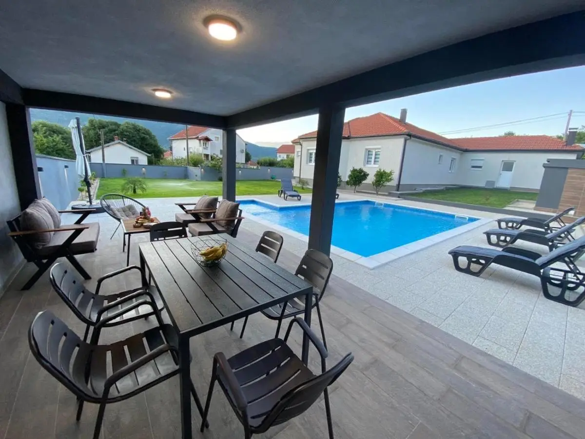 House and pool BajNa