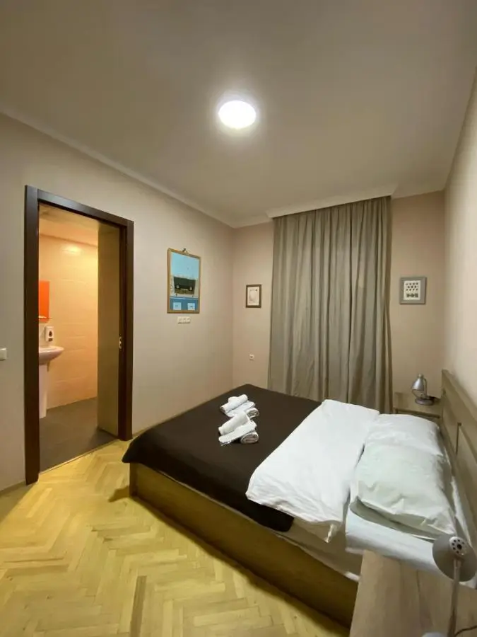 8 rooms
