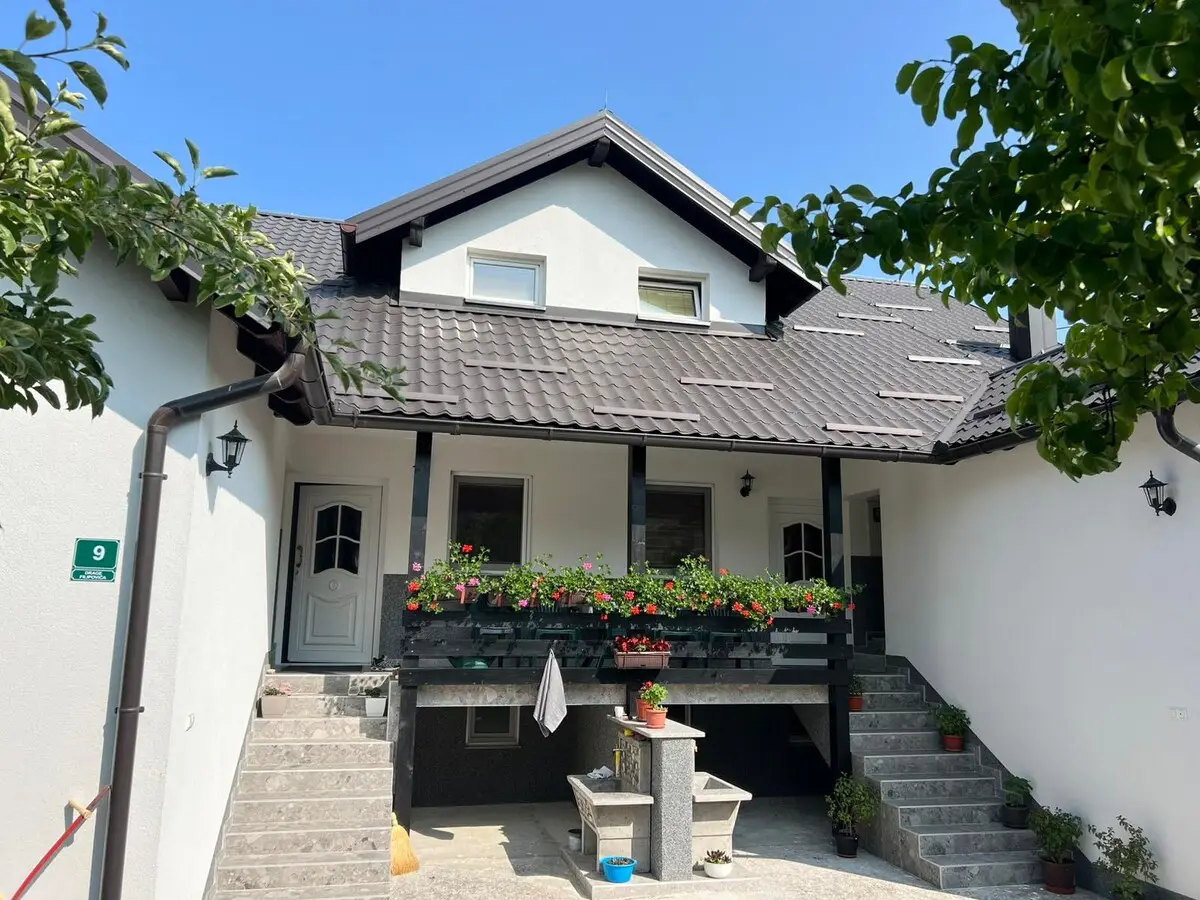 House with a large courtyard and parking, 3 air conditioners!