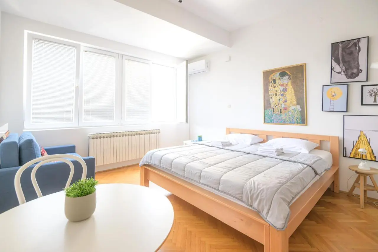 STUDIO APARTMENT SiLVER