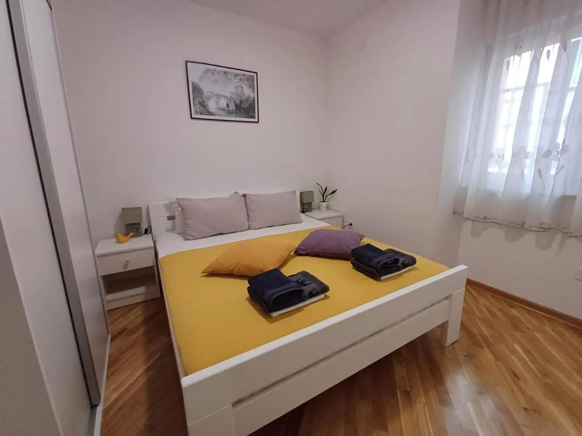 Villa Tamara with garden and river view - free private parking Bicycle & Motorcycle Garage