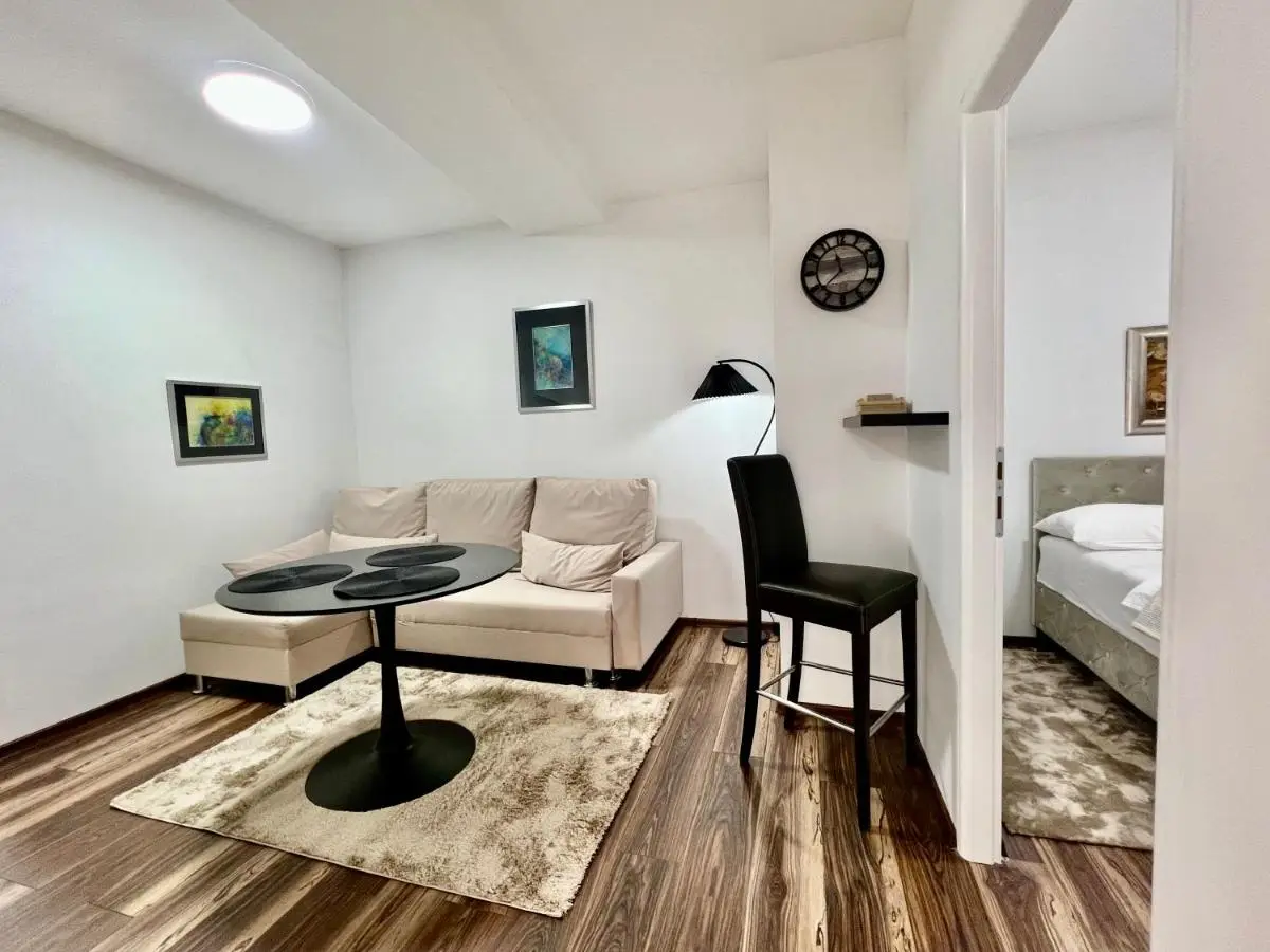 Modern Two-Bedroom Apartment with Garden & Parking