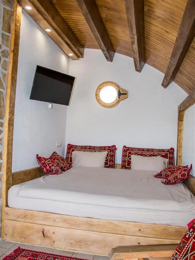 Mountain bungalows and a Hobbit House - Jazavčije Rupe