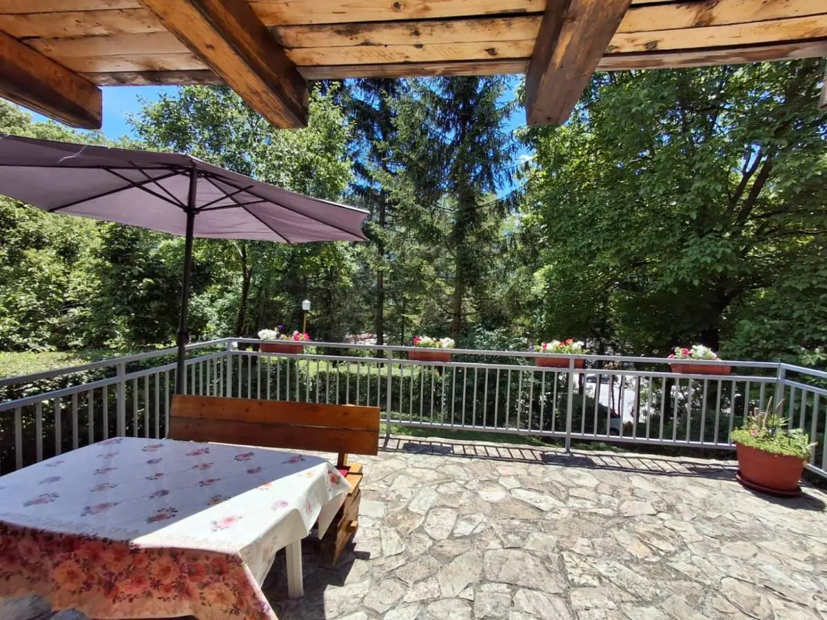 Brvnara Pliva 20m jezero rostilj Relax in Nature