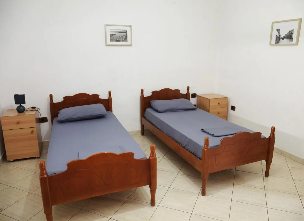 Cozy 2 Bedroom Apartment 10 Min walk to center