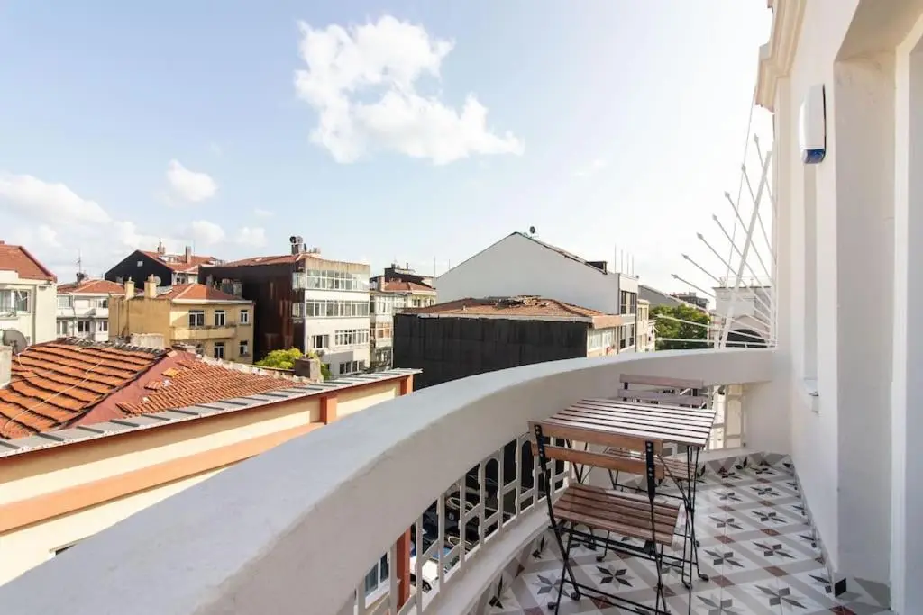Historic 2BR Gem in Downtown Sisli AC in All Rooms