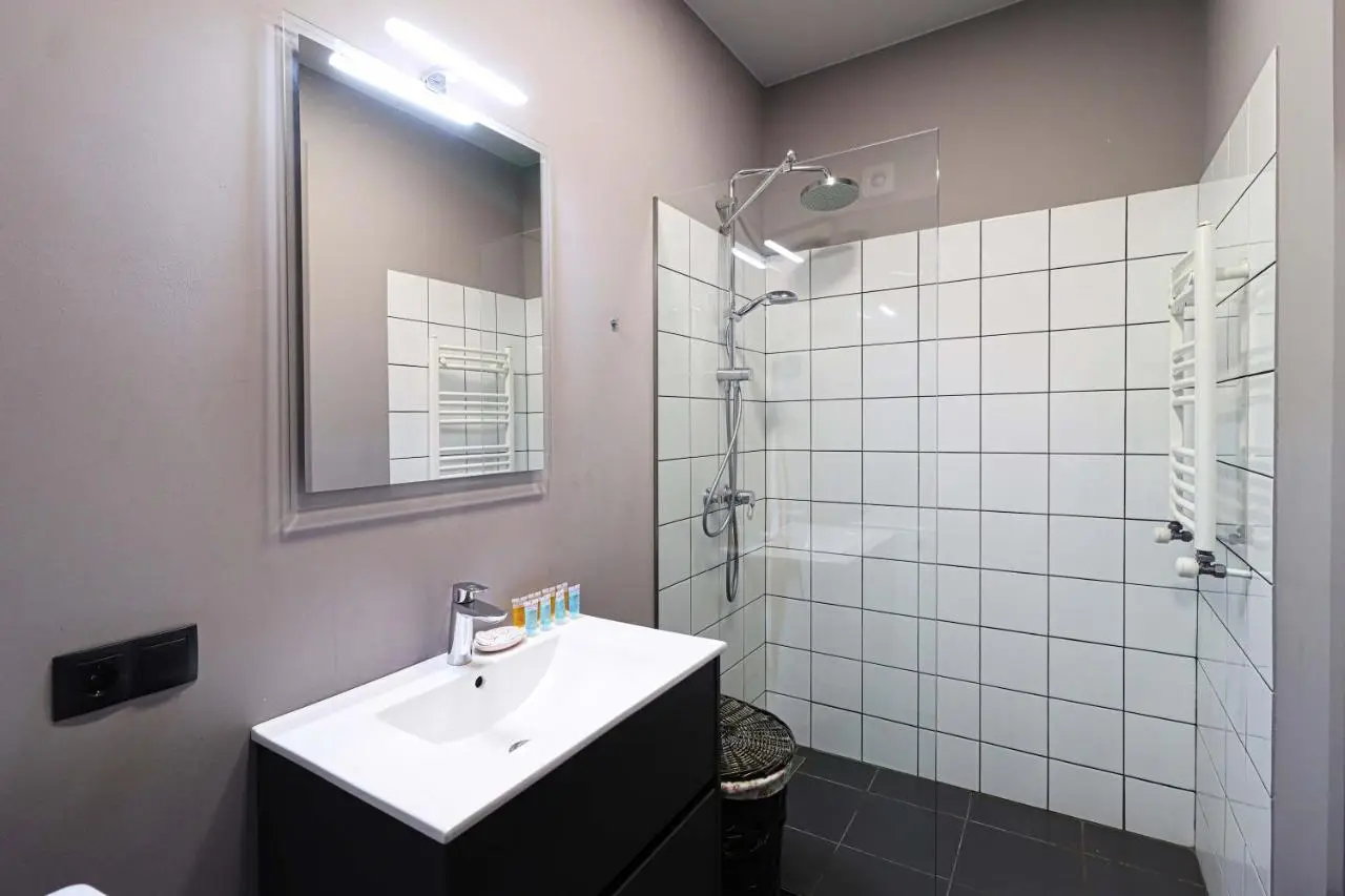 Wehost Apartment - On-site Pool & Gym - Not Included