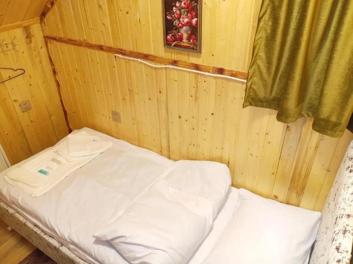 Baku Express Guest House - PRIVATE rooms with SHARED bathrooms