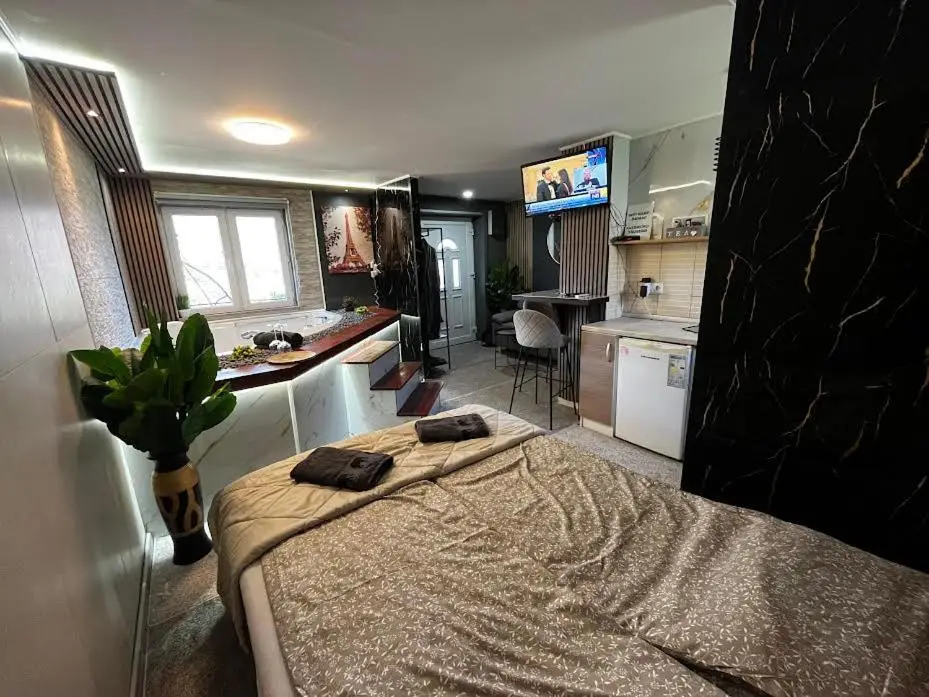 Royal Town- Luxury Jacuzzi Suite