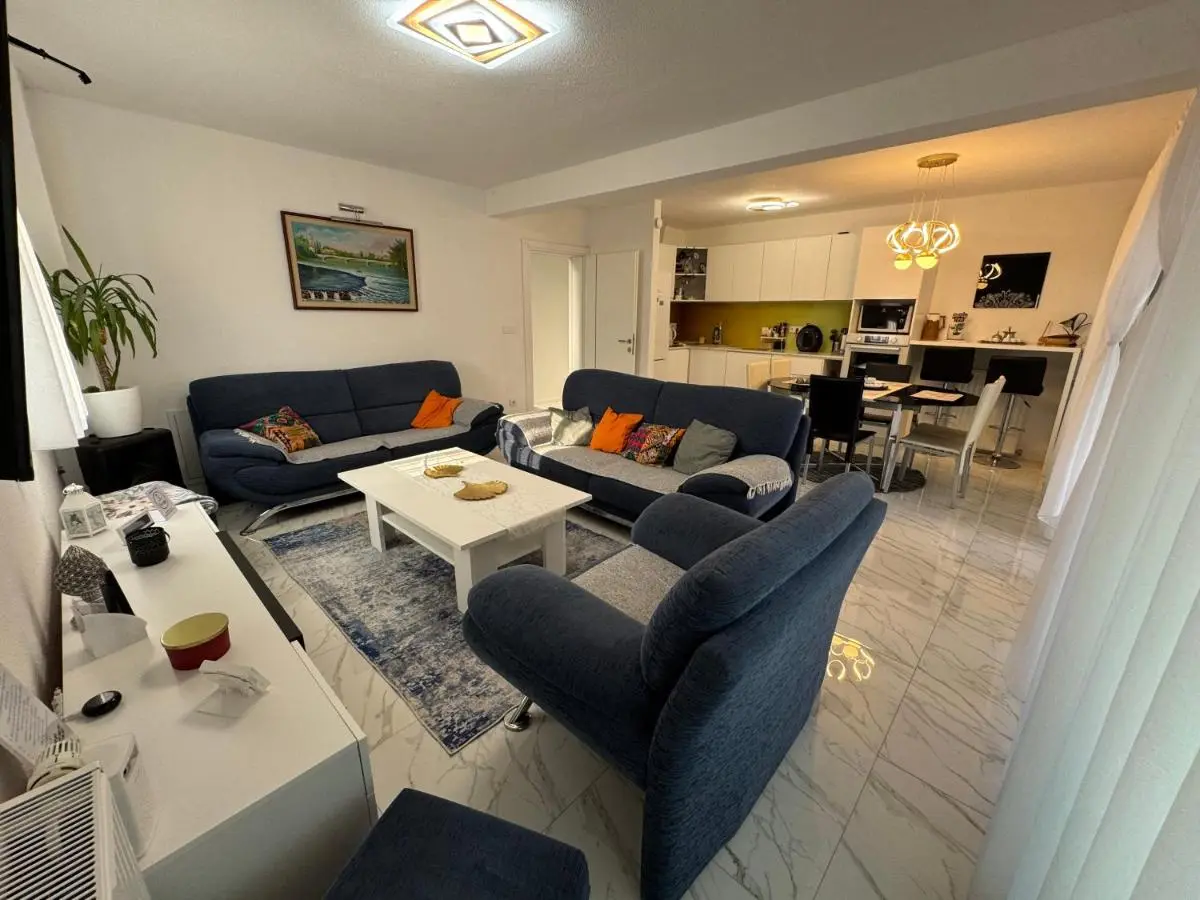 AM Una Lux House