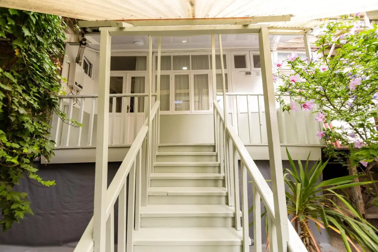 Apartment in Cozy Little Yard