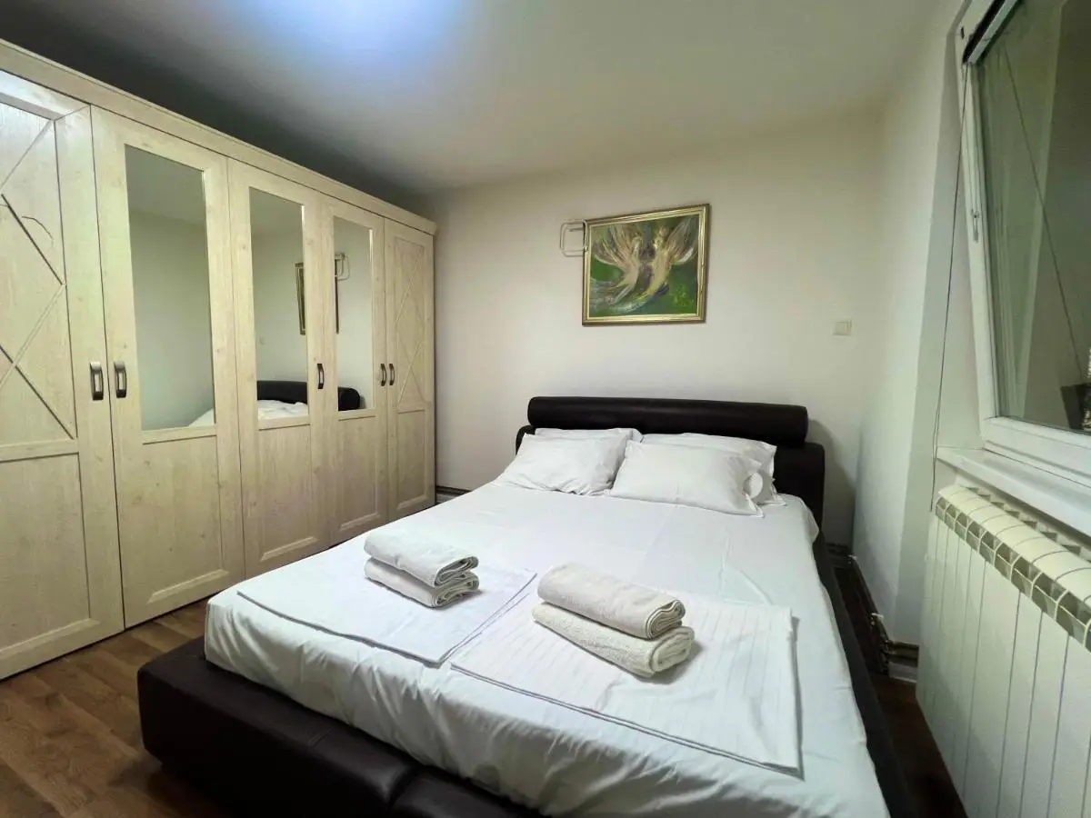 Spacious Two-Bedroom Apartment with Free Parking