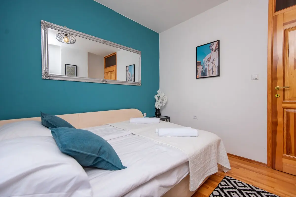 6BDR Holiday Nest - Green Aris
