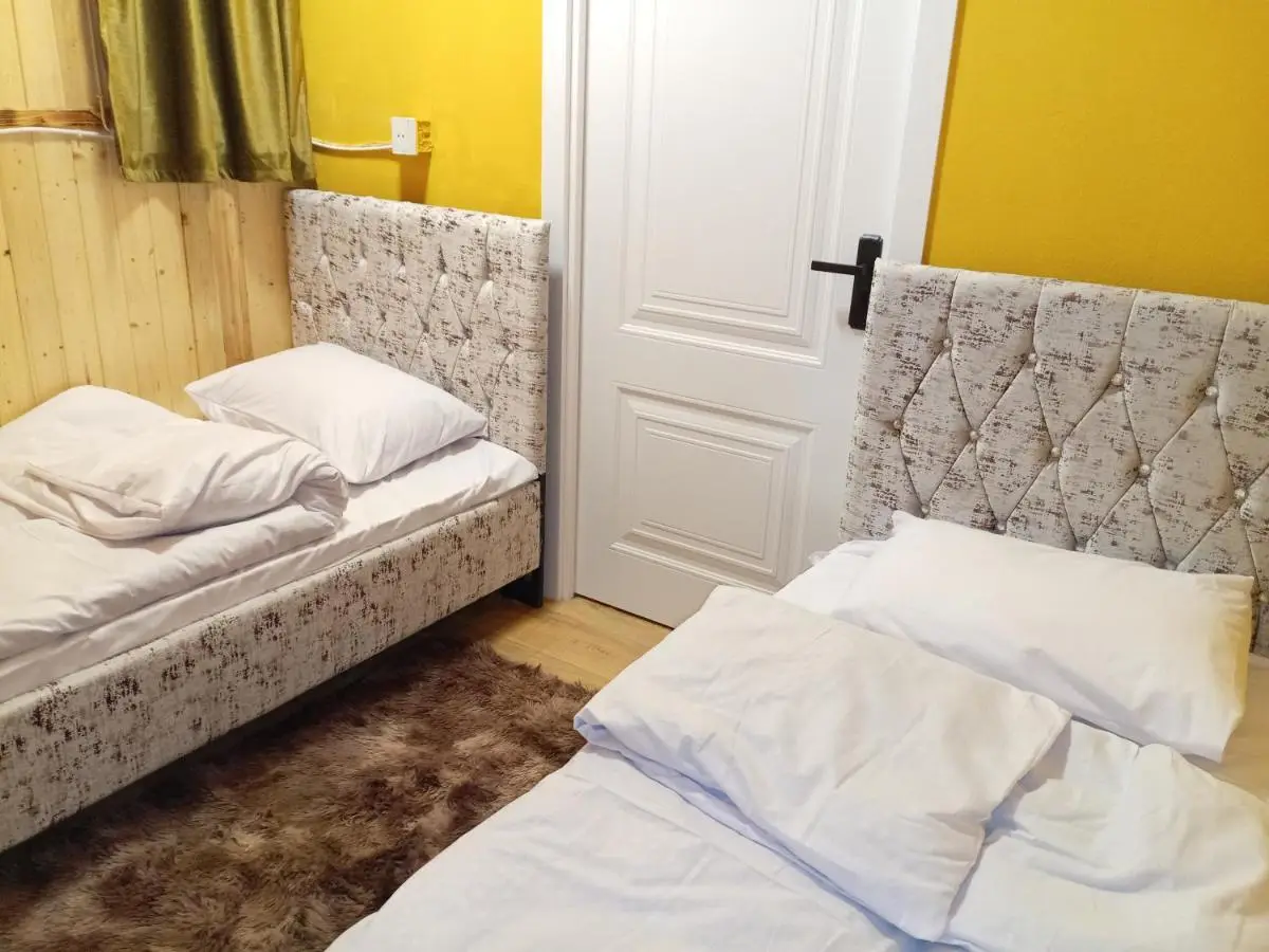 Baku Express Guest House - PRIVATE rooms with SHARED bathrooms