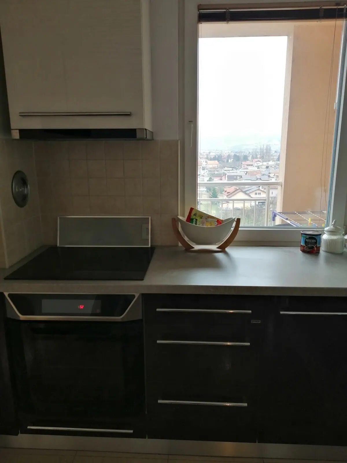 SUNNY large apartment\5 min from the airport