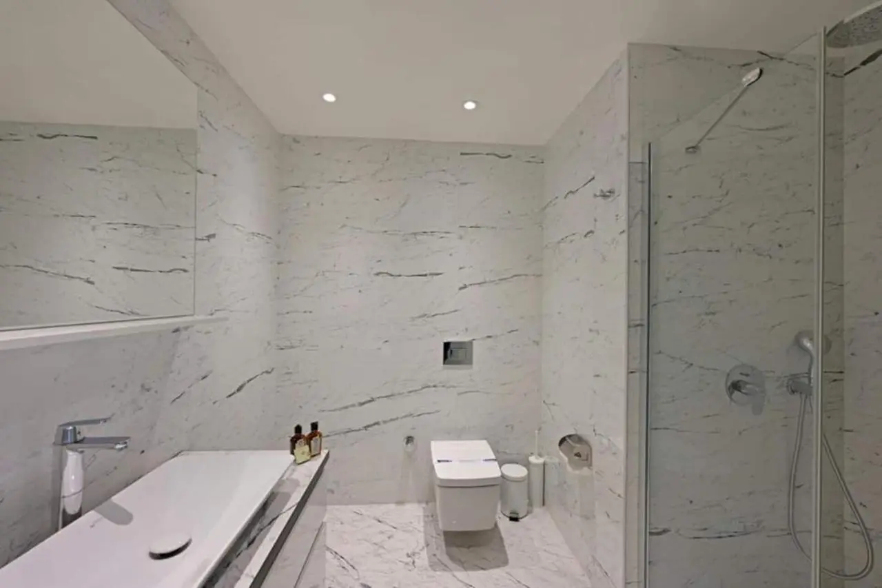 Bright Lovely Modern 2BD25 Condo PoolGym! #220