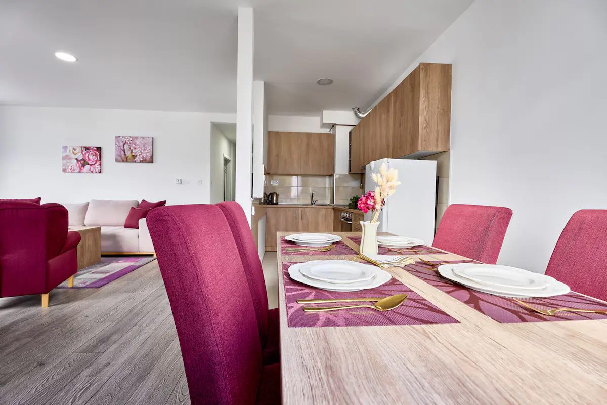 Deluxe Two-Bedroom Riverview Apartment