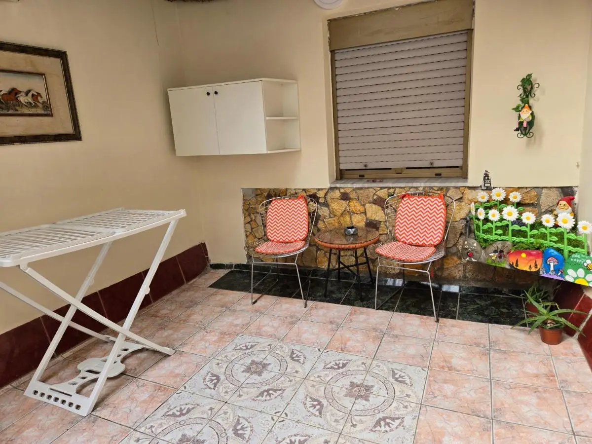 Old Soul, Modern Comfort Apartment