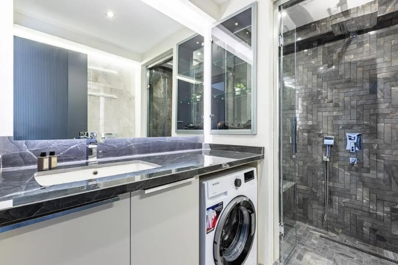 Charming Bright New 2BD1Bath Home wparking!#339