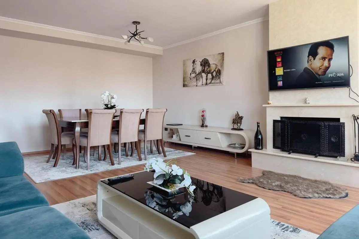 Whole Floor Apartment In Upscale Neighborhood