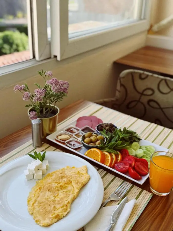 BACHOS HOTEL SULTANAHMET enjoy breakfast on the sea view terrace