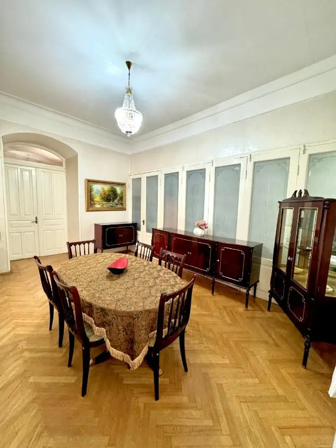 Old Tbilisi Authentic spacious 3BR Apartment with Balcony, Walk to Freedom Sq, Family friendly