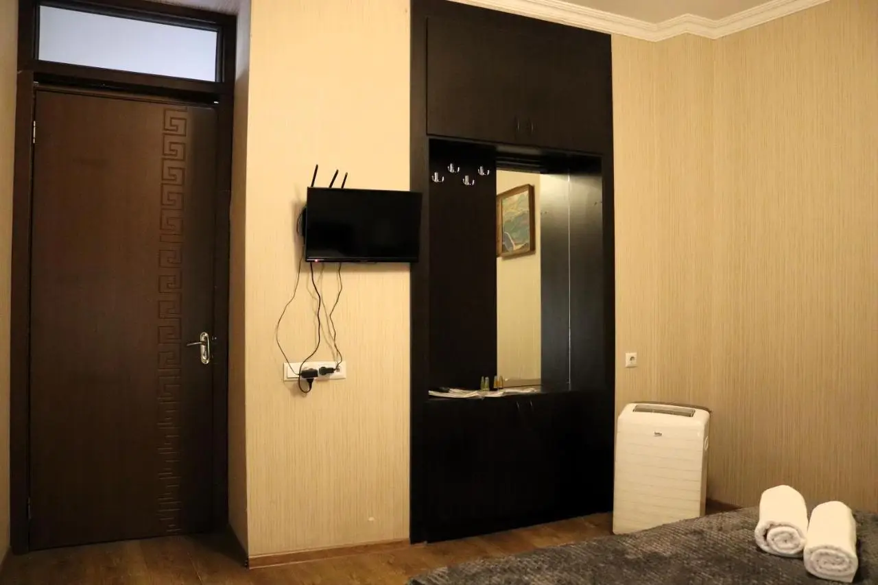 Aivani 8