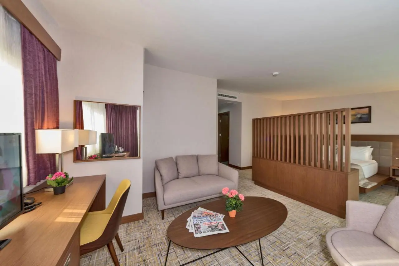 Land Park Hotel