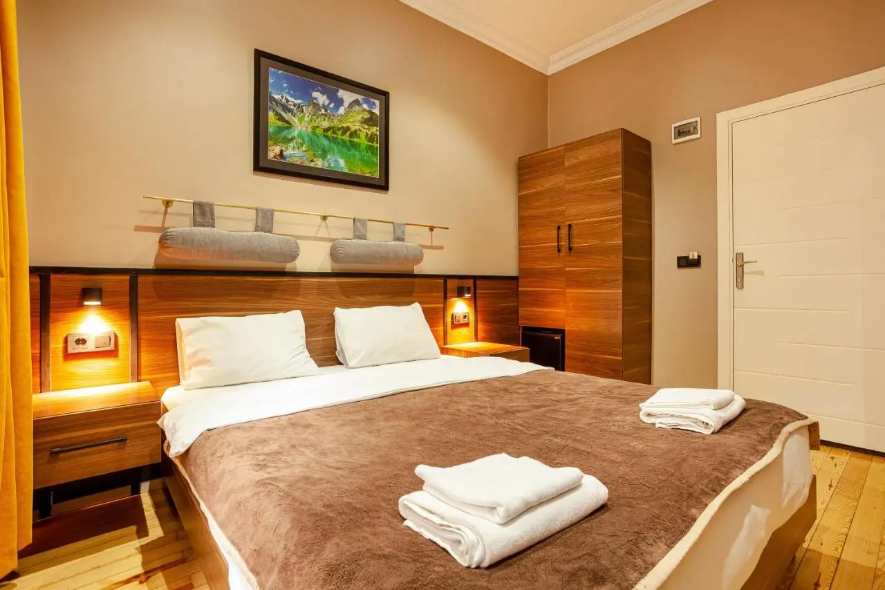 Aram Kerasi Rooms