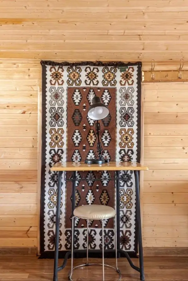 SetAura Kazbegi
