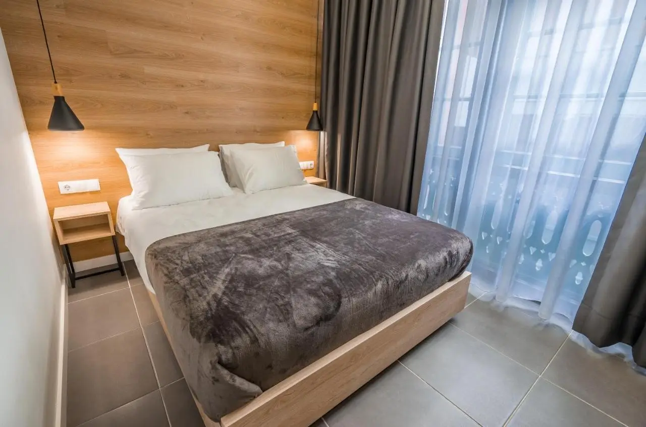 8 Rooms Apartotel On Meidan