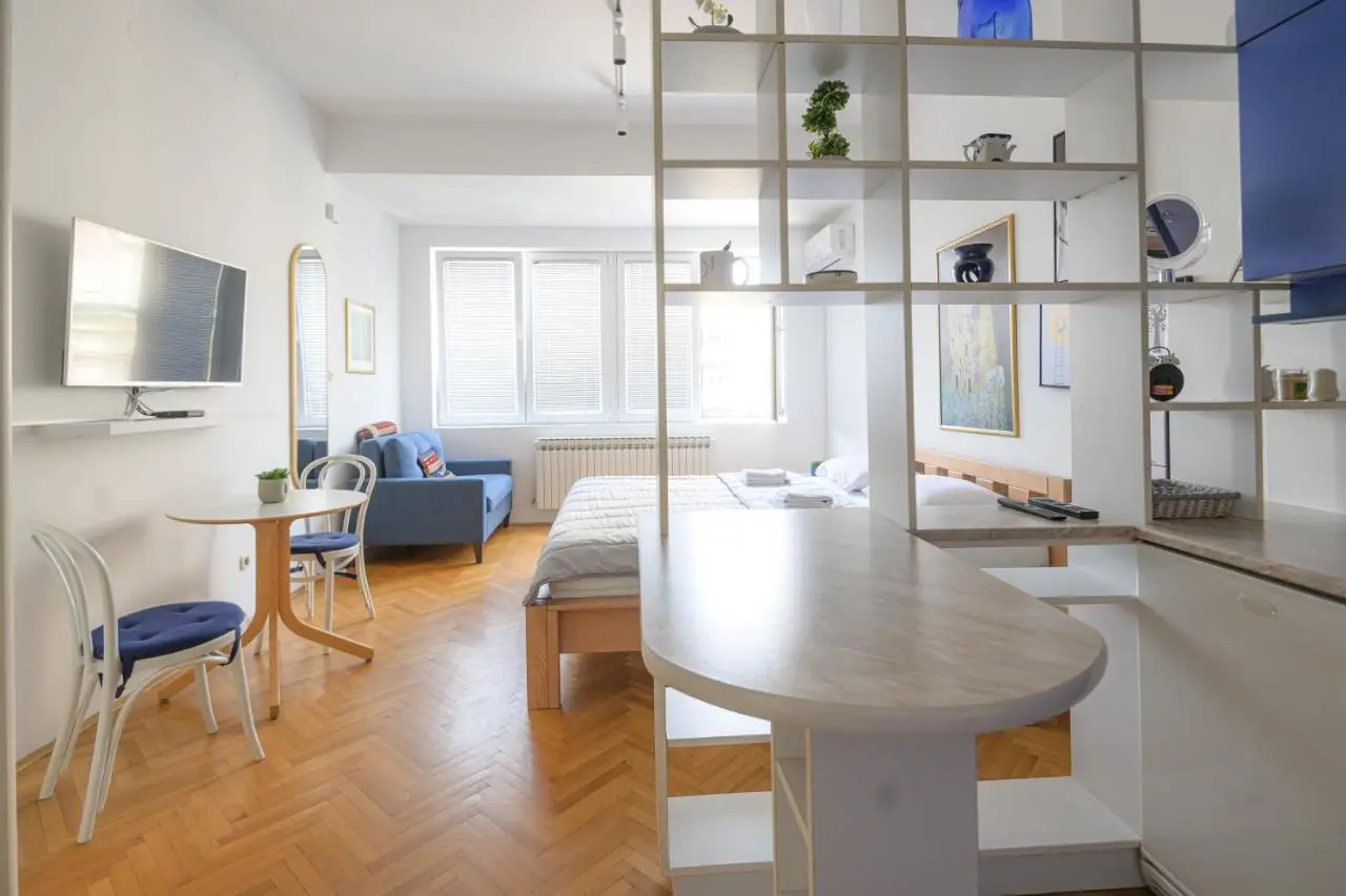 STUDIO APARTMENT SiLVER