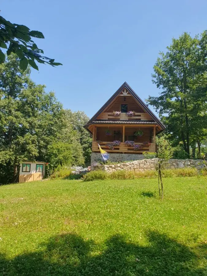 Drvena vikendica Teodora