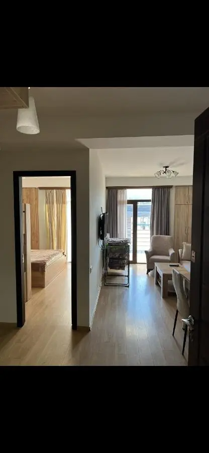 Nino's Sunny Apartment