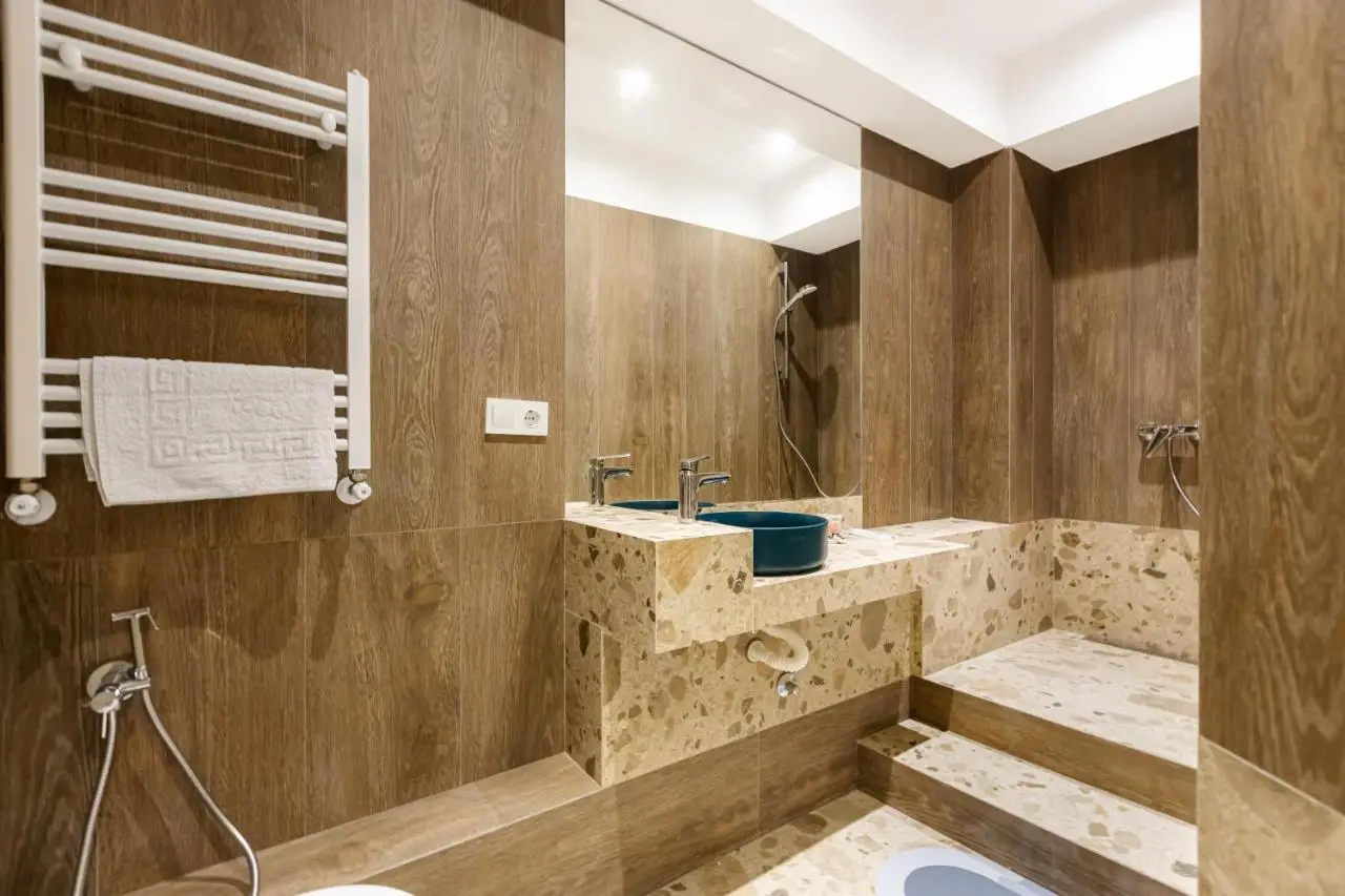 Apart Meidani - Stylish Old Town Apartment with Balcony & Synagogue View
