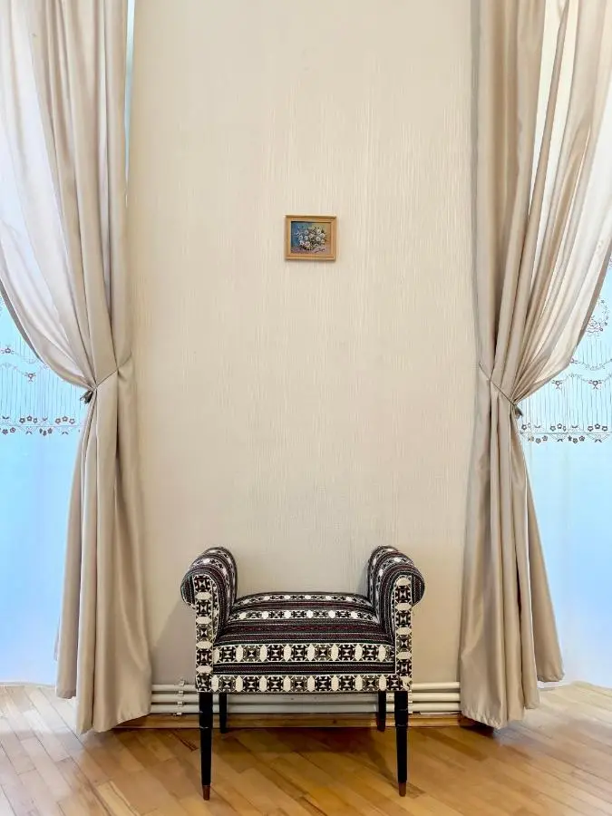 Old Tbilisi Authentic spacious 3BR Apartment with Balcony, Walk to Freedom Sq, Family friendly
