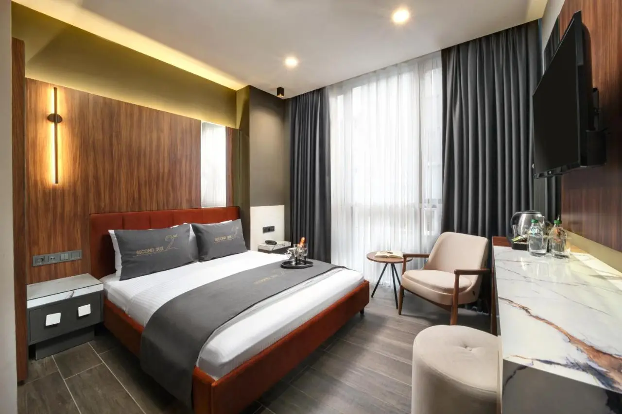 Second Suit Hotel