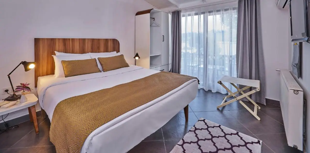 Maya Bistro Hotel & Beach