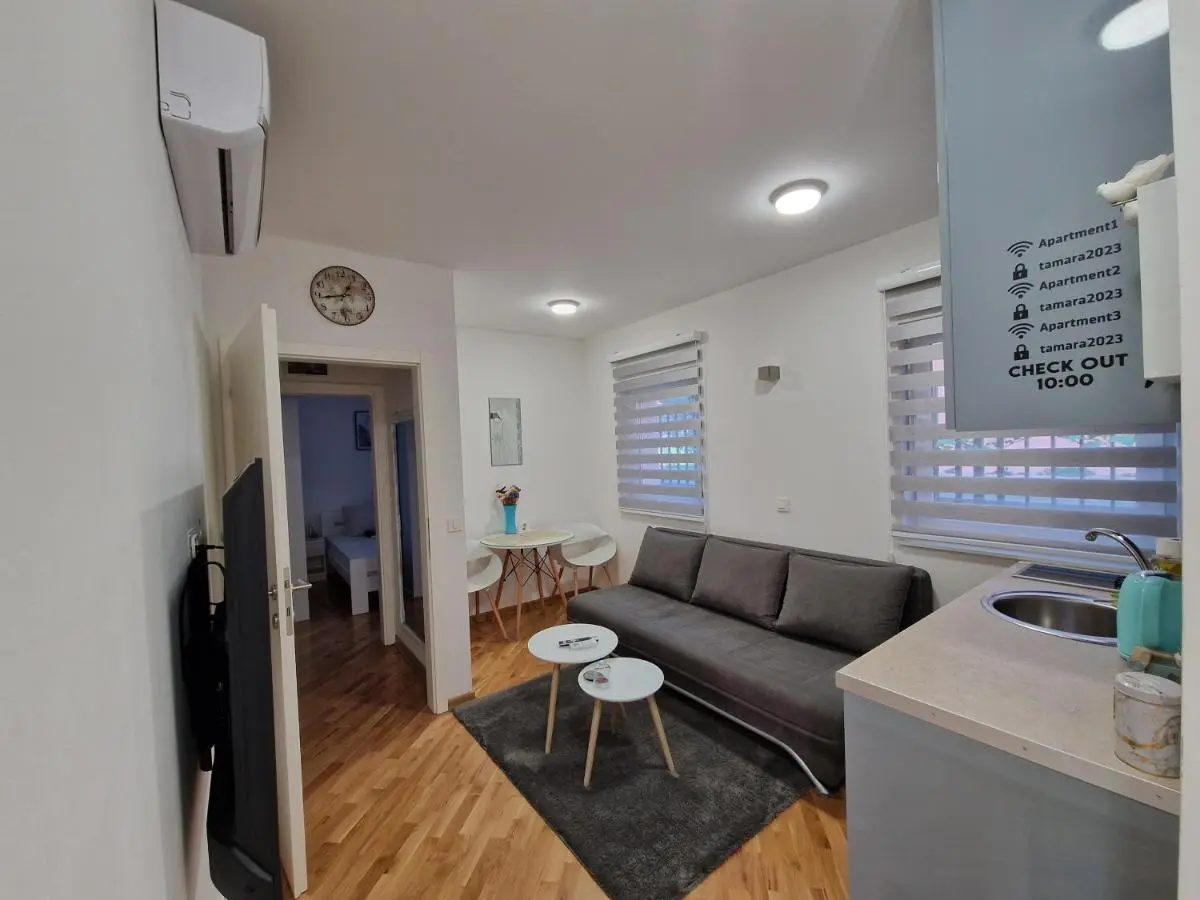 Villa Tamara with garden and river view - free private parking Bicycle & Motorcycle Garage