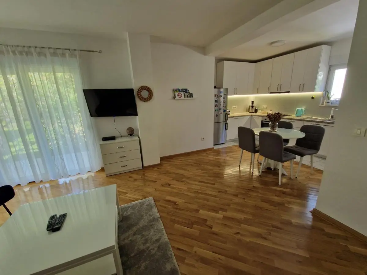 Villa Tamara with garden and river view - free private parking Bicycle & Motorcycle Garage