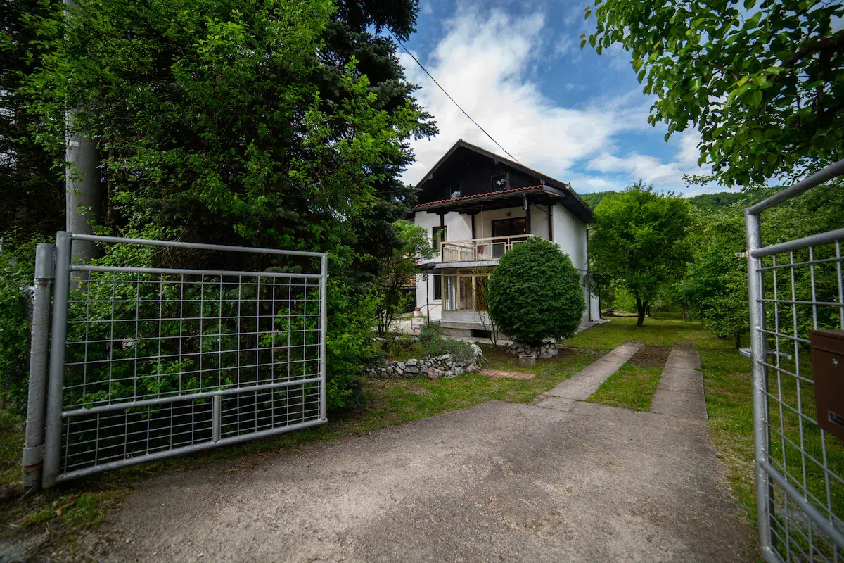 luxurious villa with 2000 m backyard to river side