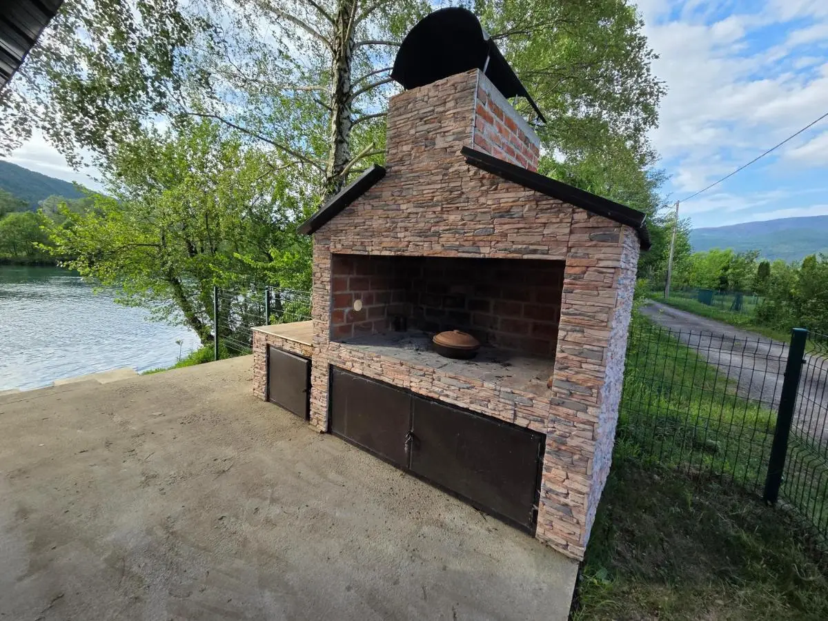 Villa Alisa - Luxury Riverside Escape