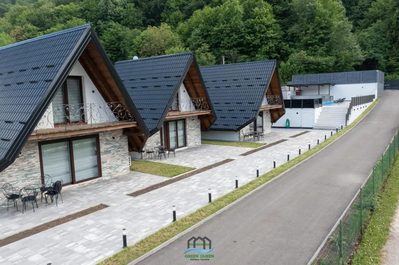 Holiday Houses Green Queen