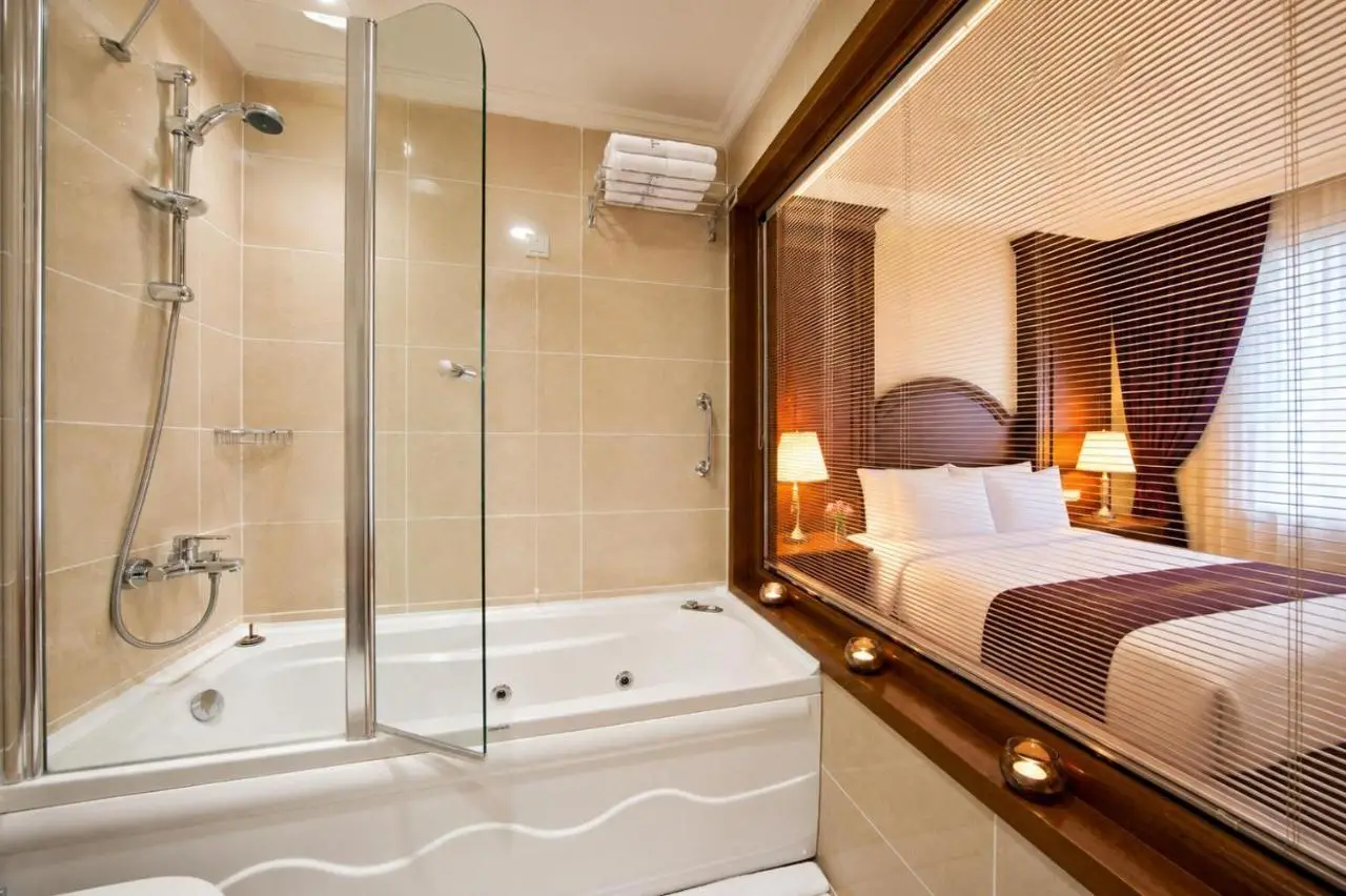 GLK PREMIER The Home Suites & Spa