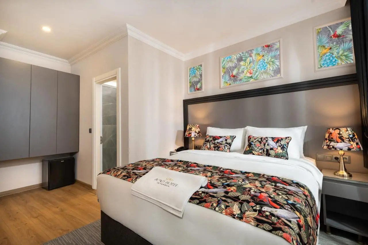 Bond Hotel