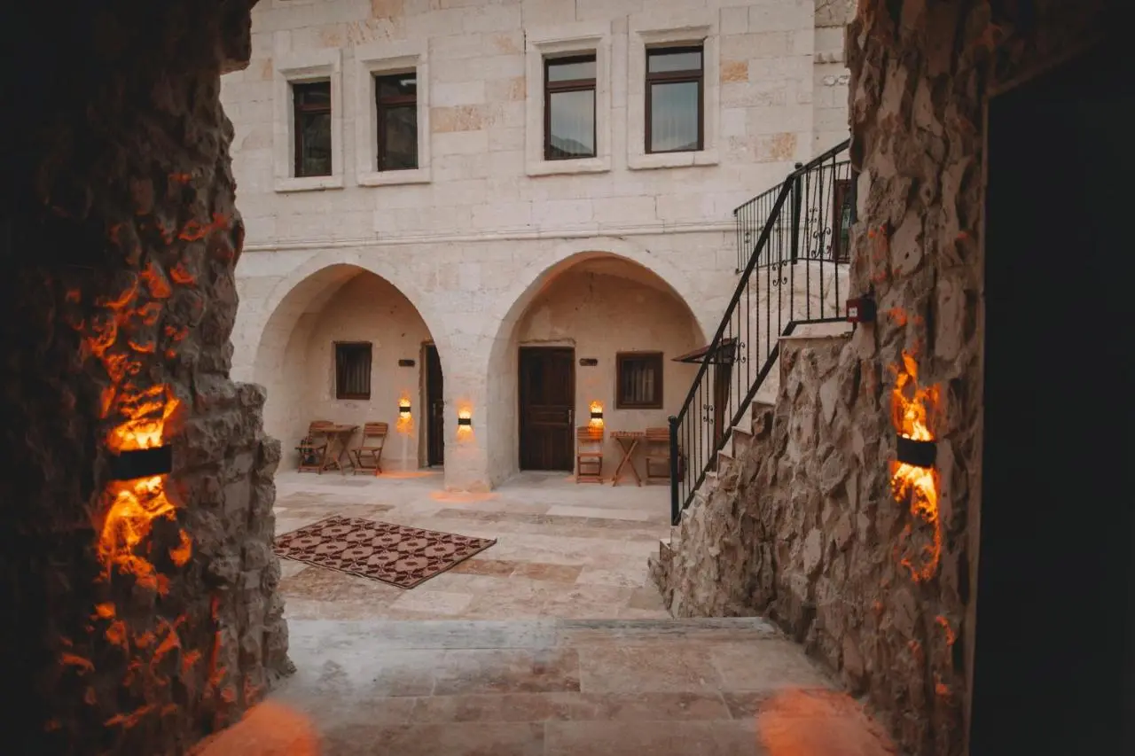 DAPHNE CAVE HOTEL