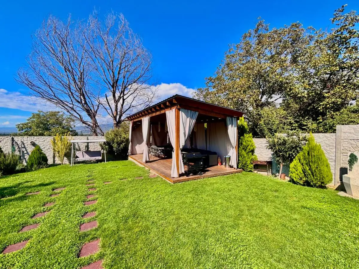 Luxury Cottages with Hot Tubes, Garden and BBQ
